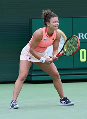 INDIAN WELLS, CA - MARCH 12: Jasmine Paolini (ITA) smiles while waiting for a serve during a WTA, Tennis Damen tennis match played on March 12, 2024 during the BNP Paribas Open played at the Indian Wells Tennis Garden in Indian Wells, CA. (Photo by John Cordes Icon Sportswire) TENNIS: MAR 12 BNP Paribas Open EDITORIAL USE ONLY Icon506240312006