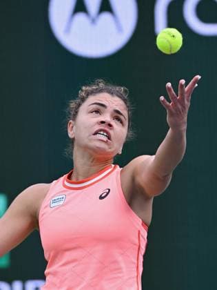 INDIAN WELLS, CA - MARCH 12: Jasmine Paolini (ITA) serving during a WTA, Tennis Damen tennis match played on March 12, 2024 during the BNP Paribas Open played at the Indian Wells Tennis Garden in Indian Wells, CA. (Photo by John Cordes Icon Sportswire) TENNIS: MAR 12 BNP Paribas Open EDITORIAL USE ONLY Icon506240312007