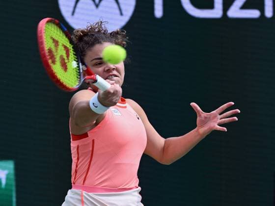 INDIAN WELLS, CA - MARCH 12: Jasmine Paolini (ITA) returns the ball during a WTA, Tennis Damen tennis match played on March 12, 2024 during the BNP Paribas Open played at the Indian Wells Tennis Garden in Indian Wells, CA. (Photo by John Cordes Icon Sportswire) TENNIS: MAR 12 BNP Paribas Open EDITORIAL USE ONLY Icon506240312009
