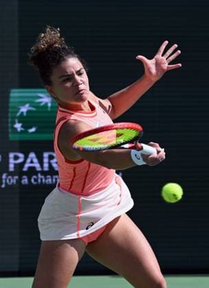INDIAN WELLS, CA - MARCH 12: Jasmine Paolini (ITA) returns the ball during a WTA, Tennis Damen tennis match played on March 12, 2024 during the BNP Paribas Open played at the Indian Wells Tennis Garden in Indian Wells, CA. (Photo by John Cordes Icon Sportswire) TENNIS: MAR 12 BNP Paribas Open EDITORIAL USE ONLY Icon506240312016