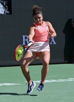 INDIAN WELLS, CA - MARCH 12: Jasmine Paolini (ITA) returns the ball during a WTA, Tennis Damen tennis match played on March 12, 2024 during the BNP Paribas Open played at the Indian Wells Tennis Garden in Indian Wells, CA. (Photo by John Cordes Icon Sportswire) TENNIS: MAR 12 BNP Paribas Open EDITORIAL USE ONLY Icon506240312017