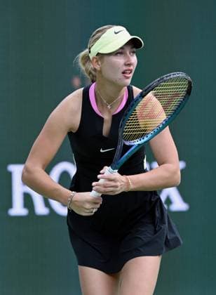 INDIAN WELLS, CA - MARCH 12: Anastasia Potapova (RUS) waits for the ball during a WTA, Tennis Damen tennis match played on March 12, 2024 during the BNP Paribas Open played at the Indian Wells Tennis Garden in Indian Wells, CA. (Photo by John Cordes Icon Sportswire) TENNIS: MAR 12 BNP Paribas Open EDITORIAL USE ONLY Icon506240312021