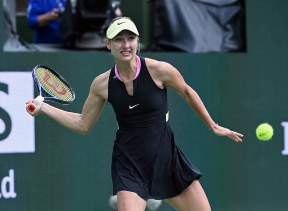 INDIAN WELLS, CA - MARCH 12: Anastasia Potapova (RUS) gets ready to hit the ball during a WTA, Tennis Damen tennis match played on March 12, 2024 during the BNP Paribas Open played at the Indian Wells Tennis Garden in Indian Wells, CA. (Photo by John Cordes Icon Sportswire) TENNIS: MAR 12 BNP Paribas Open EDITORIAL USE ONLY Icon506240312022