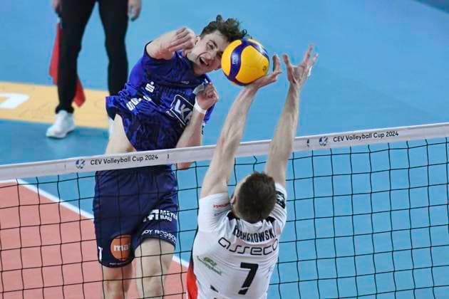 GER CEV Cup SVG Lueneburg vs Asseco Resovia Rzeszow 12 03 2024, LKH Arena, Lueneburg, GER CEV Cup, SVG Lueneburg GER vs Asseco Resovia Rzeszow POL , in the picture Joscha Kunstmann Lueneburg 07 tries to assert himself against Jakub Kochanowski Resovia 07 nordphotoxGmbH xWitke nph00002