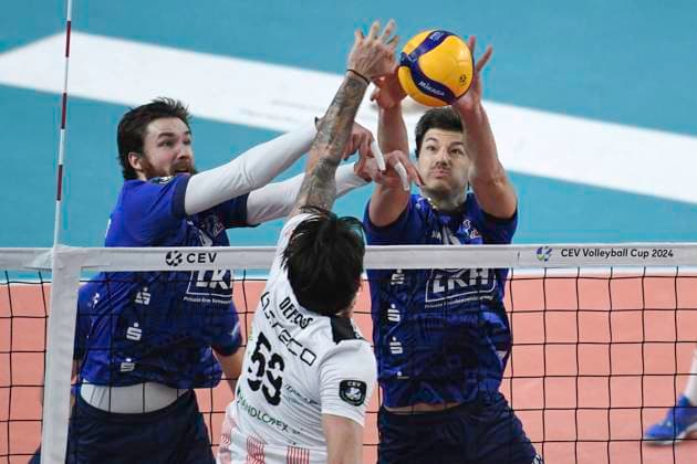 GER CEV Cup SVG Lueneburg vs Asseco Resovia Rzeszow 12 03 2024, LKH Arena, Lueneburg, GER CEV Cup, SVG Lueneburg GER vs Asseco Resovia Rzeszow POL , in the picture Jesse Elser Lueneburg 03 and Matthew Knigge Lueneburg 13 try to assert themselves against Jakub Bucki Resovia 05 nordphotoxGmbH xWitke nph00002