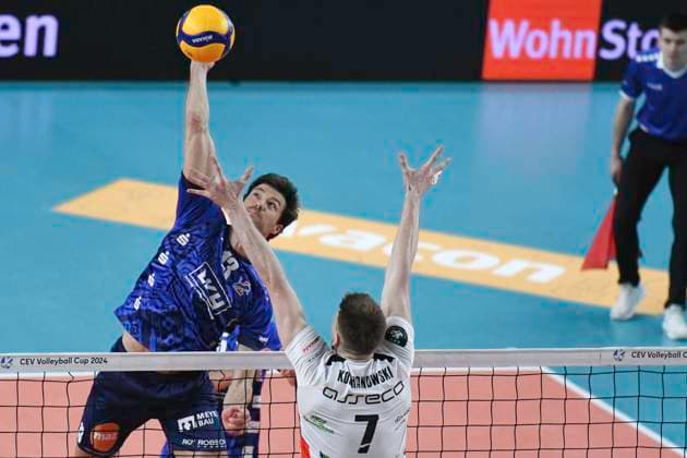 GER CEV Cup SVG Lueneburg vs Asseco Resovia Rzeszow 12 03 2024, LKH Arena, Lueneburg, GER CEV Cup, SVG Lueneburg GER vs Asseco Resovia Rzeszow POL , in the picture Matthew Knigge Lueneburg 13 tries to assert himself against Jakub Kochanowski Resovia 07 nordphotoxGmbH xWitke nph00002
