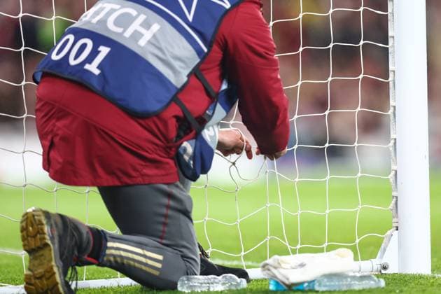 Arsenal gegen Porto 12. März 2024, London UEFA Champions™s League, Achtelfinale, Rückspiel Arsenal gegen Porto Ein Loch im Netz wird zugeschnürt Foto Charlotte Wilson Abseits London UK  Copyright: xCharlottexWilsonx xOffsidexOffside