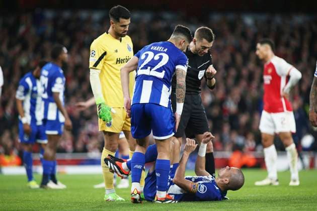 London, March 12th 2024: Referee Clement Turpin has a word with Pepe of Porto during the UEFA Champions League round of 16 second leg match between Arsenal and FC Porto at The Emirates Stadium, London, England. (Pedro Soares SPP) Copyright: xPedroxSoaresx xSPPx spp-en-PeSoSp-pedrosoares120324-051
