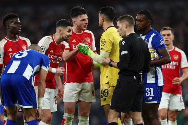 Arsenal players question match referee Clà ment Turpin after he disallowed the goal of Martin Odegaard of Arsenal Arsenal v Porto, UEFA Champions League, Round of 16, Second Leg, Football, Emirates Stadium, London, UK - 12 Mar 2024 EDITORIAL USE ONLY No use with unauthorised audio, video, data, fixture lists, club league logos or live services. Online in-match use limited to 120 images, no video emulation. No use in betting, games or single club league player publications. Copyright: xSimonxDael Shutterstockx 14384999ag