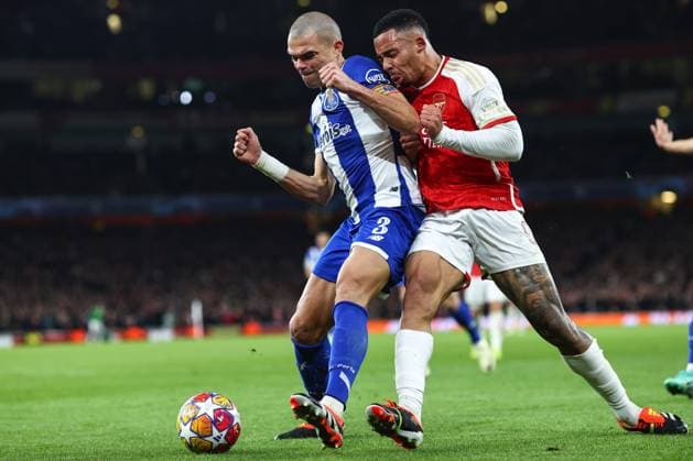 Arsenal gegen Porto 12. März 2024, London UEFA Champions™s League, Achtelfinale, Rückspiel Arsenal gegen Porto Gabriel Jesus von Arsenal schiebt in den Rücken von Pepe von Porto Foto Charlotte Wilson Abseits London UK  Copyright: xCharlottexWilsonx xOffsidexOffside