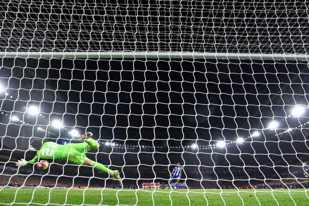 David Raya of Arsenal saves the penalty of Galeno of FC Porto to win the penalty shootout Arsenal v Porto, UEFA Champions League, Round of 16, Second Leg, Football, Emirates Stadium, London, UK - 12 Mar 2024 EDITORIAL USE ONLY No use with unauthorised audio, video, data, fixture lists, club league logos or live services. Online in-match use limited to 120 images, no video emulation. No use in betting, games or single club league player publications. Copyright: xSimonxDael Shutterstockx 14384999bf