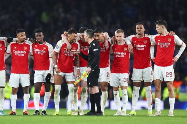 Arsenal gegen Porto 12. März 2024, London UEFA Champions™s League, Achtelfinale, Rückspiel Arsenal gegen Porto Ben White von Arsenal im Gespräch mit dem Linienrichter Foto Charlotte Wilson Abseits London UK  Copyright: xCharlottexWilsonx xOffsidexOffside