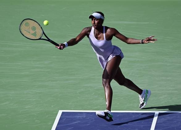INDIAN WELLS, CA - MARCH 12: Asia Muhammad (USA) returns the ball during a WTA, Tennis Damen quarterfinals doubles tennis match played on March 12, 2024 during the BNP Paribas Open played at the Indian Wells Tennis Garden in Indian Wells, CA. (Photo by John Cordes Icon Sportswire) TENNIS: MAR 12 BNP Paribas Open EDITORIAL USE ONLY Icon506240312200
