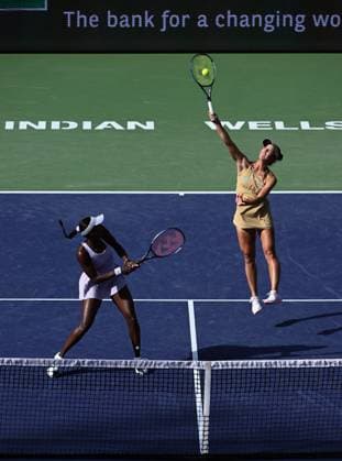 INDIAN WELLS, CA - MARCH 12: Ena Shibahara (JPN) returns a ball over her partner Asia Muhammad (USA) during a WTA, Tennis Damen quarterfinals doubles tennis match played on March 12, 2024 during the BNP Paribas Open played at the Indian Wells Tennis Garden in Indian Wells, CA. (Photo by John Cordes Icon Sportswire) TENNIS: MAR 12 BNP Paribas Open EDITORIAL USE ONLY Icon506240312206