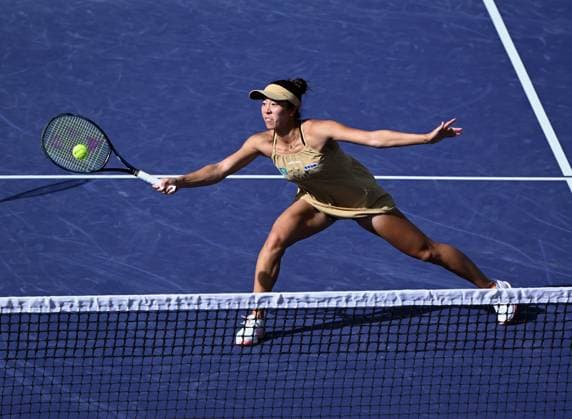 INDIAN WELLS, CA - MARCH 12: Ena Shibahara (JPN) returns the ball during a WTA, Tennis Damen quarterfinals doubles tennis match played on March 12, 2024 during the BNP Paribas Open played at the Indian Wells Tennis Garden in Indian Wells, CA. (Photo by John Cordes Icon Sportswire) TENNIS: MAR 12 BNP Paribas Open EDITORIAL USE ONLY Icon506240312208