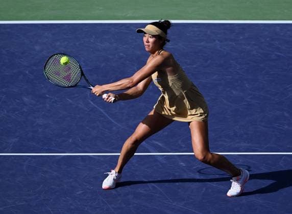 INDIAN WELLS, CA - MARCH 12: Ena Shibahara (JPN) returns the ball during a WTA, Tennis Damen quarterfinals doubles tennis match played on March 12, 2024 during the BNP Paribas Open played at the Indian Wells Tennis Garden in Indian Wells, CA. (Photo by John Cordes Icon Sportswire) TENNIS: MAR 12 BNP Paribas Open EDITORIAL USE ONLY Icon506240312211