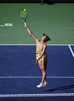 INDIAN WELLS, CA - MARCH 12: Ena Shibahara (JPN) hits an overhead shot during a WTA, Tennis Damen quarterfinals doubles tennis match played on March 12, 2024 during the BNP Paribas Open played at the Indian Wells Tennis Garden in Indian Wells, CA. (Photo by John Cordes Icon Sportswire) TENNIS: MAR 12 BNP Paribas Open EDITORIAL USE ONLY Icon506240312213