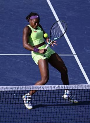 INDIAN WELLS, CA - MARCH 12: Coco Gauff (USA) returns a ball hit at her body during a WTA, Tennis Damen quarterfinals doubles tennis match played on March 12, 2024 during the BNP Paribas Open played at the Indian Wells Tennis Garden in Indian Wells, CA. (Photo by John Cordes Icon Sportswire) TENNIS: MAR 12 BNP Paribas Open EDITORIAL USE ONLY Icon506240312217