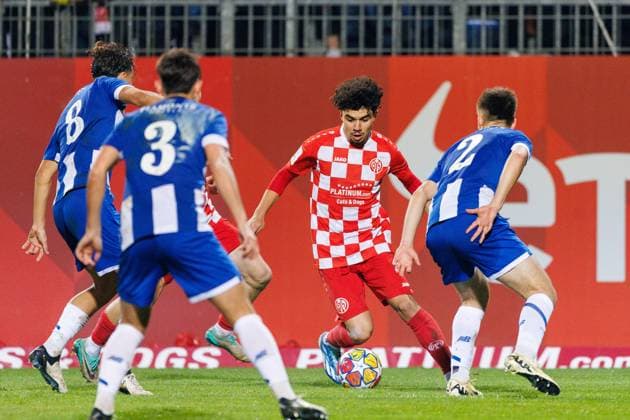 UEFA Youth League, quarter-final, 1 FSV Mainz 05 FC Porto, 13 03 2024, Mainz Aiman Dardari 1 FSV Mainz 05 U19, 10 repeatedly takes on half the defense but usually gets caught UEFA Youth League, quarter-final, 1 FSV Mainz 05 FC Porto, U19, Under 19 13 03 2024, Mainz, Stadion am Bruchweg Copyright: xBEAUTIFULxSPORTS Hahnex