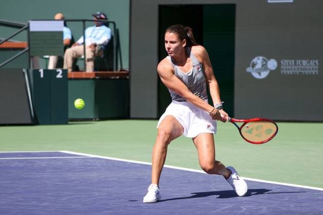 INDIAN WELLS, CA - MARCH 13: Emma Navarro (USA) hits a backhand during the BNP Paribas Open on March 13, 2024 at Indian Wells Tennis Garden in Indian Wells, CA. (Photo by George Walker Icon Sportswire) TENNIS: MAR 13 BNP Paribas Open EDITORIAL USE ONLY Icon240313019