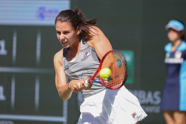 INDIAN WELLS, CA - MARCH 13: Emma Navarro (USA) hits a backhand during the BNP Paribas Open on March 13, 2024 at Indian Wells Tennis Garden in Indian Wells, CA. (Photo by George Walker Icon Sportswire) TENNIS: MAR 13 BNP Paribas Open EDITORIAL USE ONLY Icon240313021