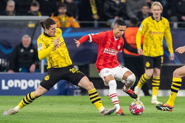 Sport Themen der Woche KW11 Sport Bilder des Tages GER, UEFA Champions League, BV Borussia Dortmund vs. PSV Eindhoven 13.03.2024, Signal Iduna Park, Dortmund, GER, UEFA Champions League, BV Borussia Dortmund vs. PSV Eindhoven Im Bild: Zweikampf zwischen Mauro Junior (PSV Eindhoven, 17) und Marcel Sabitzer (BV Borussia Dortmund, 20) *** GER, UEFA Champions League, BV Borussia Dortmund vs PSV Eindhoven 13 03 2024, Signal Iduna Park, Dortmund, GER, UEFA Champions League, BV Borussia Dortmund vs PSV Eindhoven In the picture duel between Mauro Junior PSV Eindhoven, 17 and Marcel Sabitzer BV Borussia Dortmund, 20 nordphotoxGmbHxx xChristianxSchulze nph000300