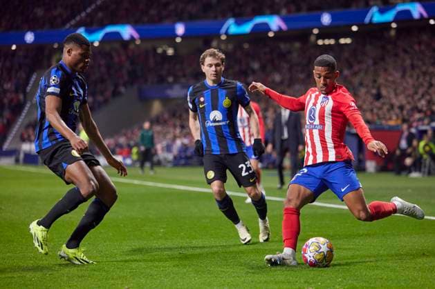 Samuel Lino (Atletico de Madrid) and Denzel Dumfries (FC Internazionale) battle for the ball, UEFA Champions League 2023 24 - Round of 16 Second Leg, Atletico de Madrid vs Inter Milan, Civitas Metropolitano, March 13, 2024, Madrid, ESP.