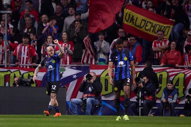 Federico Dimarco (FC Internazionale) celebrates after scoring his team˜s first goal with team mates, UEFA Champions League 2023 24 - Round of 16 Second Leg, Atletico de Madrid vs Inter Milan, Civitas Metropolitano, March 13, 2024, Madrid, ESP.