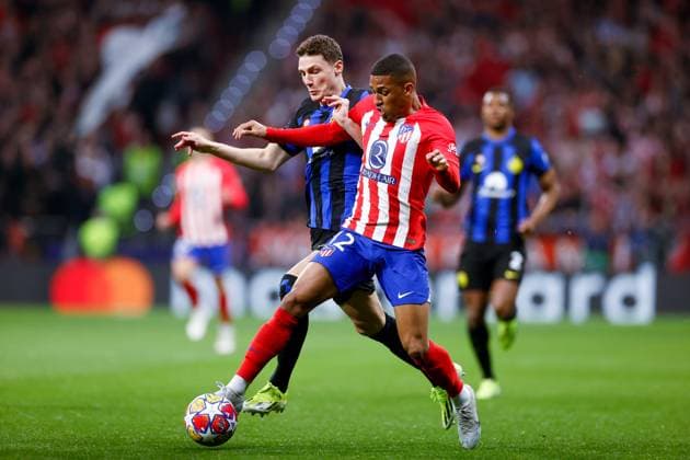 Sport Bilder des Tages Benjamin Pavard (FC Internazionale) and Samuel Lino (Atletico de Madrid) battle for the ball, UEFA Champions League 2023 2024 - Round of 16 second leg, Atletico Madrid vs FC Internazionale, CIvitas Metropolitano Stadium, March 13, 2024, Madrid, Spain.