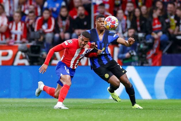 Samuel Lino (Atletico de Madrid) and Denzel Dumfries (FC Internazionale) battle for the ball, UEFA Champions League 2023 2024 - Round of 16 second leg, Atletico Madrid vs FC Internazionale, CIvitas Metropolitano Stadium, March 13, 2024, Madrid, Spain.