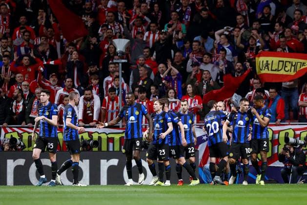 Federico Dimarco (FC Internazionale) celebrates after scoring his team s first goal with team mates, UEFA Champions League 2023 2024 - Round of 16 second leg, Atletico Madrid vs FC Internazionale, CIvitas Metropolitano Stadium, March 13, 2024, Madrid, Spain.