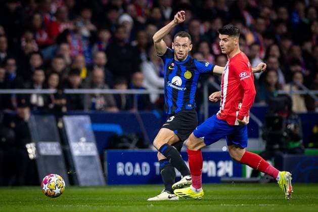 Stefano Sensi of FC Internazionale passes the ball during the UEFA Champions League 2023 24 round of 16 second leg match between Atletico de Madrid and FC Internazionale at Civitas Metropolitano on March 13, 2024 in Madrid, Spain. (Photo by: LGM) during the UEFA Champions League 2023 24 round of 16 second leg match between Atletico de Madrid and FC Internazionale at Civitas Metropolitano on March 13, 2024 in Madrid, Spain. (Photo by: LGM) FOOTBALL : Atletico de Madrid vs FC Internazionale - UEFA Ligue des Champions - 13 03 2024 LGM Panoramic 