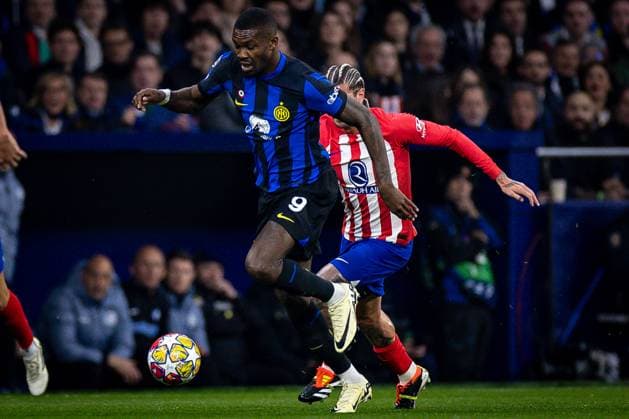 Denzel Dumfries of FC Internazionale (L) and Antoine Griezmann of Atletico de Madrid (R) battles for the ball during the UEFA Champions League 2023 24 round of 16 second leg match between Atletico de Madrid and FC Internazionale at Civitas Metropolitano on March 13, 2024 in Madrid, Spain. (Photo by: LGM) FOOTBALL : Atletico de Madrid vs FC Internazionale - UEFA Ligue des Champions - 13 03 2024 LGM Panoramic 
