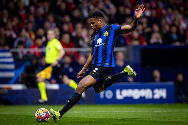 Denzel Dumfries of FC Internazionale attempts a kick during the UEFA Champions League 2023 24 round of 16 second leg match between Atletico de Madrid and FC Internazionale at Civitas Metropolitano on March 13, 2024 in Madrid, Spain. (Photo by: LGM) FOOTBALL : Atletico de Madrid vs FC Internazionale - UEFA Ligue des Champions - 13 03 2024 LGM Panoramic 