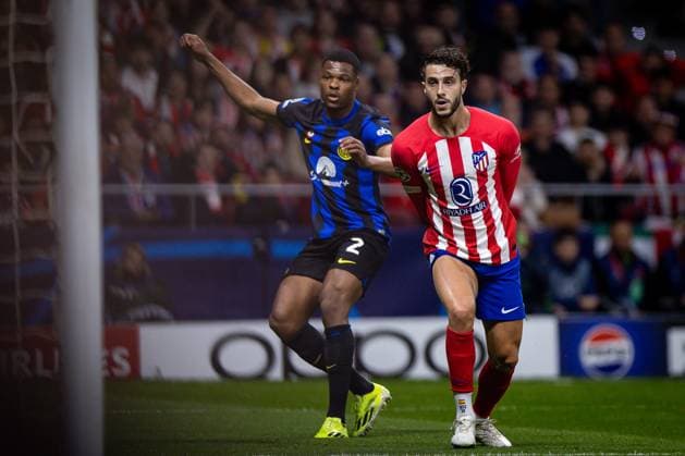 Denzel Dumfries of FC Internazionale (L) and Mario Hermoso of Atletico de Madrid (R) looks on during the UEFA Champions League 2023 24 round of 16 second leg match between Atletico de Madrid and FC Internazionale at Civitas Metropolitano on March 13, 2024 in Madrid, Spain. (Photo by: LGM) FOOTBALL : Atletico de Madrid vs FC Internazionale - UEFA Ligue des Champions - 13 03 2024 LGM Panoramic 