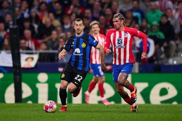 UEFA Champions League, Atletico de Madrid v FC Internazionale Milan MADRID, SPAIN - MARCH 13: Henrikh Mkhitaryan Central Midfield of FC Internazionale Milano competes for the ball with Rodrigo de Paul Central Midfield of Atletico de Madrid during the UEFA Champions League 2023 24 round of 16 second leg match between Atletico de Madrid and FC Internazionale Milan at Civitas Metropolitano Stadium on March 13, 2024 in Madrid, Spain. (Photo By Francisco Macia Photo Players Images) Madrid Civitas Metropolitano Madrid Spain Copyright: xFranciscoxMacia PhotoxPlayersxImagesx