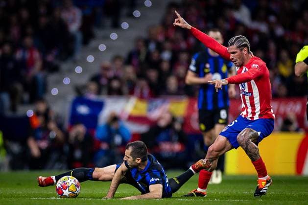 Henrikh Mkhitaryan of FC Internazionale (L) battles for the ball with Rodrigo De Paul of Atletico de Madrid (R) during the UEFA Champions League 2023 24 round of 16 second leg match between Atletico de Madrid and FC Internazionale at Civitas Metropolitano on March 13, 2024 in Madrid, Spain. (Photo by: LGM) FOOTBALL : Atletico de Madrid vs FC Internazionale - UEFA Ligue des Champions - 13 03 2024 LGM Panoramic 