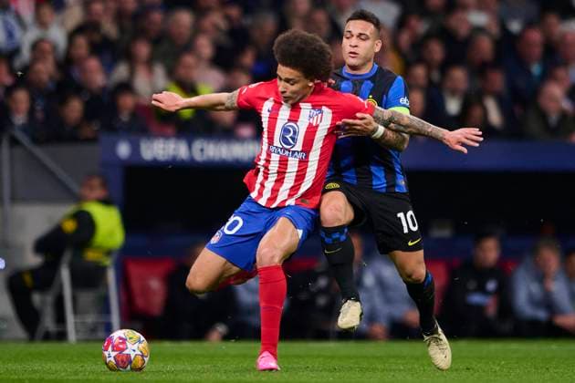 UEFA Champions League, Atletico de Madrid v FC Internazionale Milan MADRID, SPAIN - MARCH 13: Axel Witsel Centre-Back of Atletico de Madrid competes for the ball with Lautaro Martinez Centre-Forward of FC Internazionale Milano during the UEFA Champions League 2023 24 round of 16 second leg match between Atletico de Madrid and FC Internazionale Milan at Civitas Metropolitano Stadium on March 13, 2024 in Madrid, Spain. (Photo By Francisco Macia Photo Players Images) Madrid Civitas Metropolitano Madrid Spain Copyright: xFranciscoxMacia PhotoxPlayersxImagesx