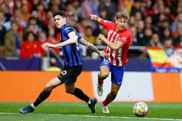 Alessandro Bastoni (FC Internazionale) and Marcos Llorente (Atletico de Madrid) battle for the ball, UEFA Champions League 2023 2024 - Round of 16 second leg, Atletico Madrid vs FC Internazionale, CIvitas Metropolitano Stadium, March 13, 2024, Madrid, Spain.