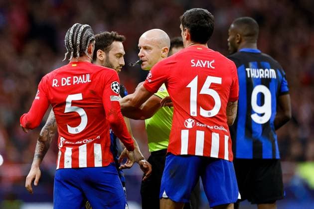 Referee Szymon Marciniak talks to Hakan Calhanoglu (FC Internazionale), UEFA Champions League 2023 2024 - Round of 16 second leg, Atletico Madrid vs FC Internazionale, CIvitas Metropolitano Stadium, March 13, 2024, Madrid, Spain.