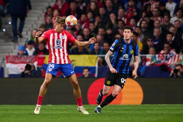 UEFA Champions League, Atletico de Madrid v FC Internazionale Milan MADRID, SPAIN - MARCH 13: Alessandro Bastoni Centre-Back of FC Internazionale Milano competes for the ball with Marcos Llorente Central Midfield of Atletico de Madrid during the UEFA Champions League 2023 24 round of 16 second leg match between Atletico de Madrid and FC Internazionale Milan at Civitas Metropolitano Stadium on March 13, 2024 in Madrid, Spain. (Photo By Francisco Macia Photo Players Images) Madrid Civitas Metropolitano Madrid Spain Copyright: xFranciscoxMacia PhotoxPlayersxImagesx