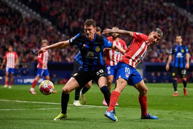 UEFA Champions League, Atletico de Madrid v FC Internazionale Milan MADRID, SPAIN - MARCH 13: Davide Frattesi Central Midfield of FC Internazionale Milano competes for the ball with Angel Correa Right Winger of Atletico de Madrid during the UEFA Champions League 2023 24 round of 16 second leg match between Atletico de Madrid and FC Internazionale Milan at Civitas Metropolitano Stadium on March 13, 2024 in Madrid, Spain. (Photo By Francisco Macia Photo Players Images) Madrid Civitas Metropolitano Madrid Spain Copyright: xFranciscoxMacia PhotoxPlayersxImagesx