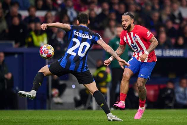 UEFA Champions League, Atletico de Madrid v FC Internazionale Milan MADRID, SPAIN - MARCH 13: Memphis Depay Centre-Forward of Atletico de Madrid competes for the ball with Hakan Salhanoglu Defensive Midfield of FC Internazionale Milano during the UEFA Champions League 2023 24 round of 16 second leg match between Atletico de Madrid and FC Internazionale Milan at Civitas Metropolitano Stadium on March 13, 2024 in Madrid, Spain. (Photo By Francisco Macia Photo Players Images) Madrid Civitas Metropolitano Madrid Spain Copyright: xFranciscoxMacia PhotoxPlayersxImagesx
