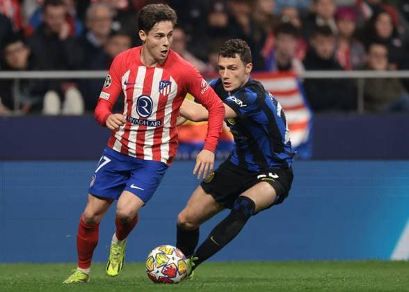 Madrid, Spain, 13th March 2024. Rodrigo Riquelme of Atletico Madrid takes on Benjamin Pavard of FC Internazionale the UEFA Champions League match at Estadio Metropolitano,, Madrid. Picture credit should read: Jonathan Moscrop Sportimage EDITORIAL USE ONLY. No use with unauthorised audio, video, data, fixture lists, club league logos or live services. Online in-match use limited to 120 images, no video emulation. No use in betting, games or single club league player publications. SPI-2991-0069