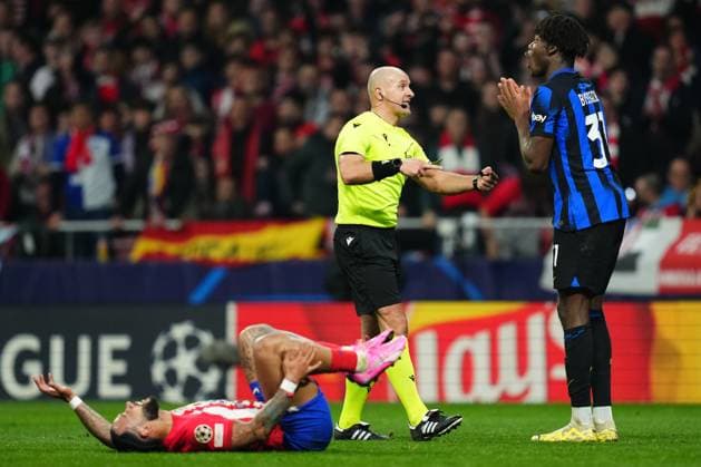 ESP: Atletico de Madrid v Inter Milan. UEFA Champions League match. Round of 16. Yann-Aurel Bisseck of Inter Milan speaks with the referee during the UEFA Champions League match, Round of 16, second leg, between Atletico de Madrid and Inter Milan played at Civitas Metropolitano Stadium on March 13, 2024 in Madrid Spain. kpng Copyright: xBaguxBlancox xPRESSINPHOTOx PS_240313_1769