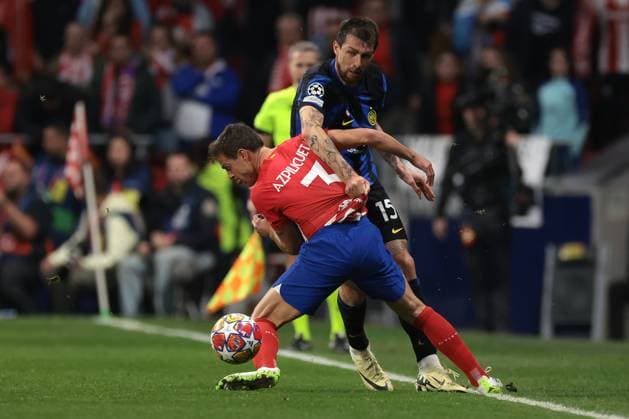 Madrid, Spain, 13th March 2024. Francesco Acerbi of FC Internazionale tussles with Cesar Azpilicueta of Atletico Madrid during the UEFA Champions League match at Estadio Metropolitano,, Madrid. Picture credit should read: Jonathan Moscrop Sportimage EDITORIAL USE ONLY. No use with unauthorised audio, video, data, fixture lists, club league logos or live services. Online in-match use limited to 120 images, no video emulation. No use in betting, games or single club league player publications. SPI-2991-0081