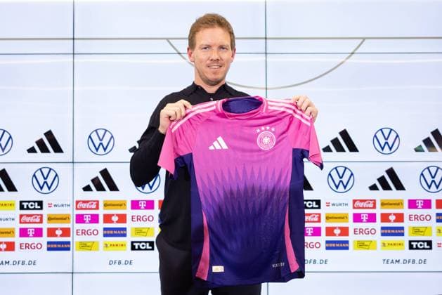 Bilder des Jahres 2024, Sport 03 März Sport Themen der Woche KW11 DFB - Pressekonferenz zur Kadernominierung für die Länderspiele gegen Frankreich und die Niederlande Bundestrainer Julian Nagelsmann stell das neue Auswärtstrikot vor. DFB-Pressekonferenz mit Bundestrainer Julian Nagelsmann auf dem DFB-Campus in Frankfurt am Main am 14. März 2024., Frankfurt am Main Hessen Deutschland DFB-Campus *** DFB press conference on the squad nomination for the international matches against France and the Netherlands National coach Julian Nagelsmann presents the new away jersey DFB press conference with national coach Julian Nagelsmann at the DFB Campus in Frankfurt am Main on March 14, 2024 , Frankfurt am Main Hessen Germany DFB Campus