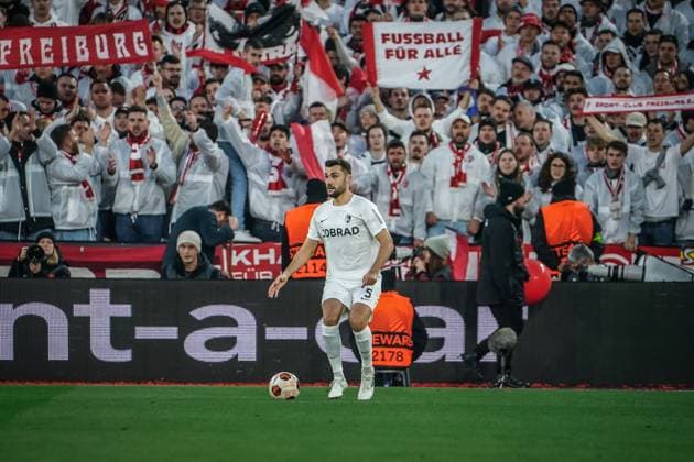 Soccer UEFA Europa League 2023 2024, Round of 16, West Ham United SC Freiburg, London Olympic Stadium Freiburgs Manuel Gulde London Olympic Stadium England Copyright: xJoeranxSteinsiekx