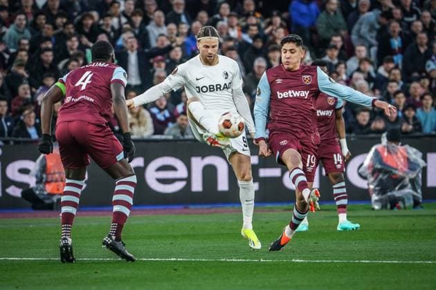 Soccer UEFA Europa League 2023 2024, Round of 16, West Ham United SC Freiburg, London Olympic Stadium Freiburgs Lucas Höler in a duel with West Hams Edson Alvarez London Olympic Stadium England Copyright: xJoeranxSteinsiekx