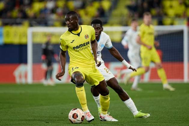 UEFA Europa League, Villarreal CF and Olympique Marseille VILLARREAL, SPAIN - MARCH 14: Eric Bailly Centre-Back of Villarreal CF competes for the ball with Ismaila Sarr Right Winger of Olympique Marseille during to the UEFA Europa League 2023 24 round of 16 second leg match between Villarreal CF and Olympique Marseille at Estadio de la Ceramica on March 14, 2024 in Villarreal, Spain. (Photo By Jose Torres Photo Players Images) Villarreal Estadio de la Ceramica Castellon Spain Copyright: xJosexTorres PhotoxPlayersxImagesx